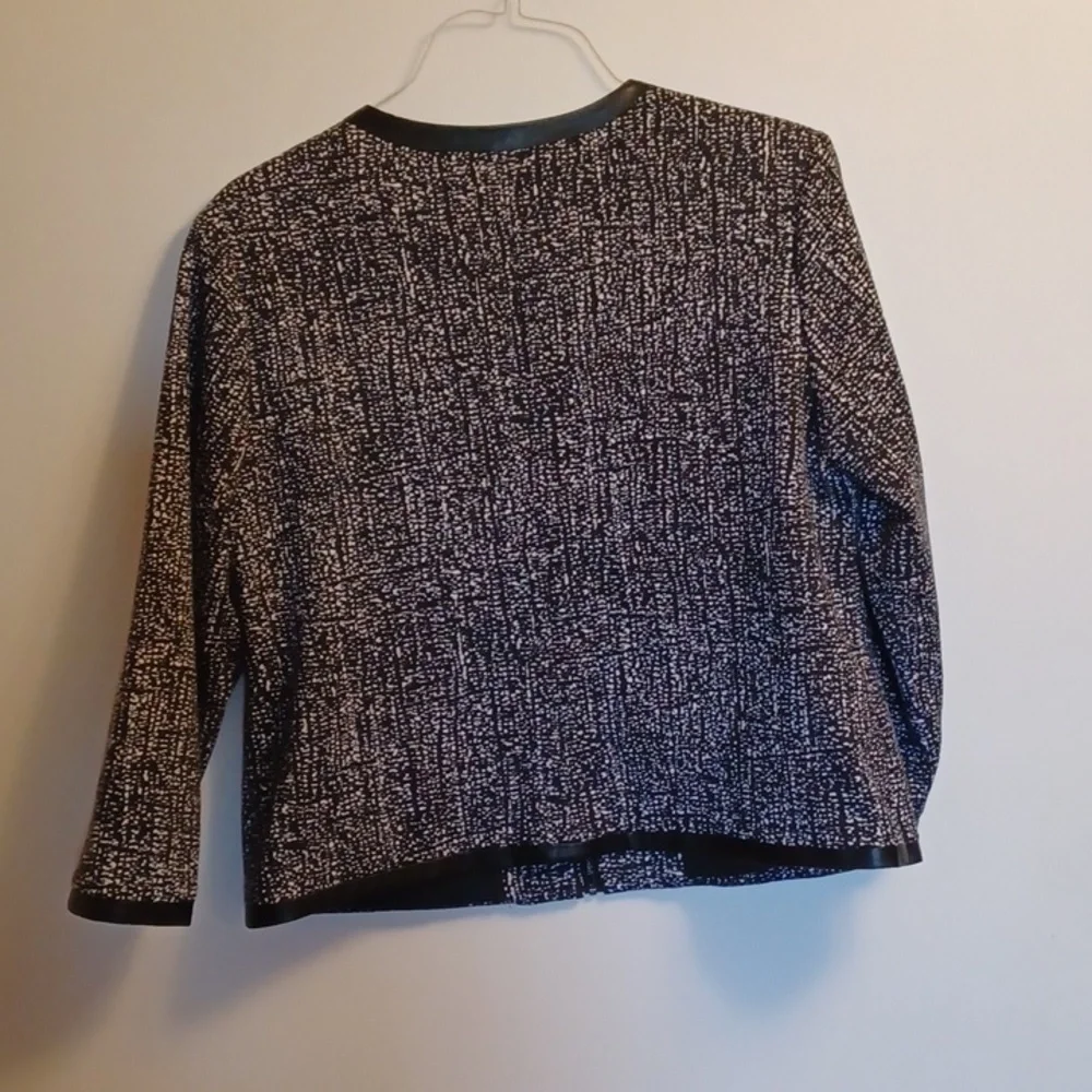 COVINGTON, WOMENS BUISNESS JACKET, BLACK AND WHITE.  SEE MEASUREMENTS.
